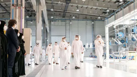 El jeque Mohamed bin Zayed Al Nahyan, príncipe heredero de Abu Dhabi, durante una visita a un centro dedicado a la lucha contra el coronavirus. (WAM)