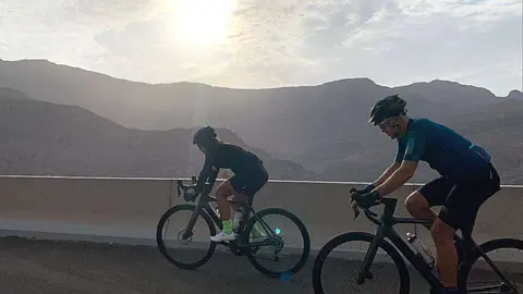 Dos ciclistas en pleno pedaleo. (EL CORREO)