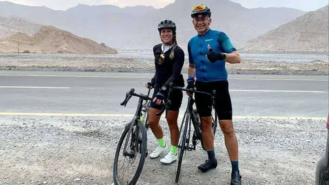 Los dos ciclistas venezolanos antes de comenzar el ascenso a Jebel Jais. (EL CORREO)
