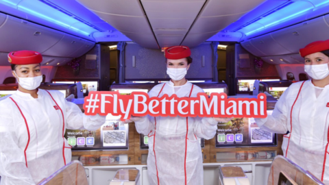 Parte de la tripulación del vuelo inaugural de Dubai a Miami. (Twitter)