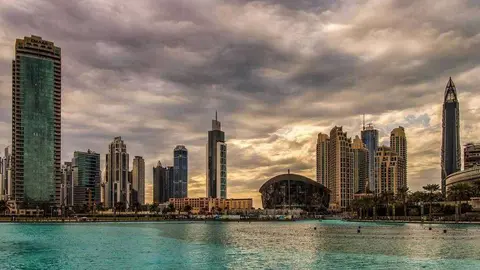 Nubes en el cielo del centro de Dubai. (WAM)