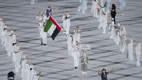 La bandera de EAU en la ceremonia de apertura de los Juegos Olímpicos de Tokio. (WAM)