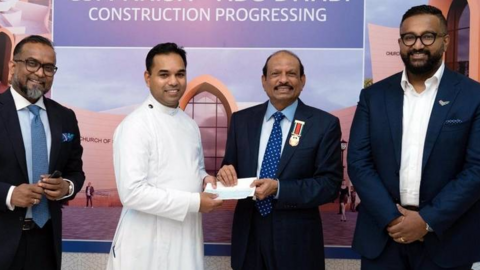 El presidente de Lulu Group, tercero por la izquierda, entrega el donativo. (Fuente externa)