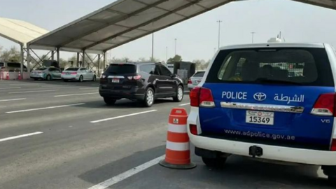 Un punto de control de la Policía de Abu Dhabi en la frontera del emirato. (Instagram)