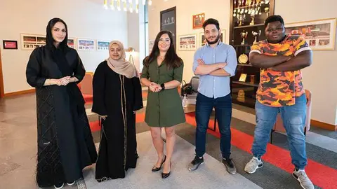 Los estudiantes junto a la profesora Rita Zgheib. (Fuente externa) 
