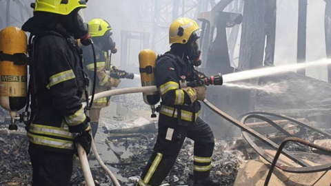 Equipos de Defensa Civil de Abu Dhabi tratando de apagar el fuego. (Twitter)