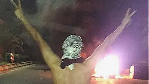 Manifestante durante las protestas en la provincia iraní de Juzestán. (@AlinejadMasih)