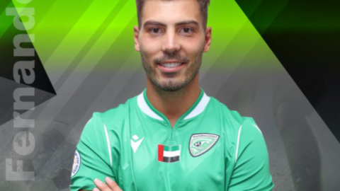 El perfil de Twitter del Khorfakkan FC dio la bienvenida al futbolista español.