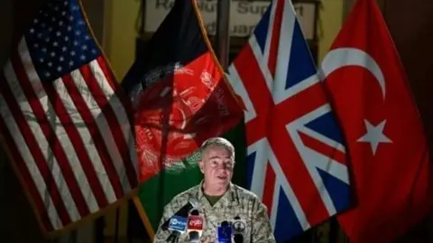 El general Kenneth McKenzie, jefe del Comando Central del Ejército de EEUU (Centcom), habla en conferencia de prensa, el 25 de julio de 2021 en Kabul. (Fuente externa)