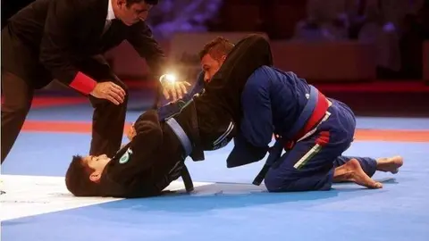 En la foto de The National, un momento del campeonato de jiu jitsu.