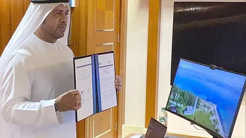 El Dr. Abdulla Al Raisi, director general de Archivos Nacionales de Emiratos Árabes, muestra el memorando suscrito. (WAM)