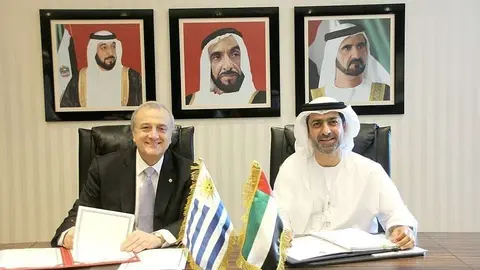 El embajador de Uruguay en Abu Dabi, Nelson Chabén -izquierda-, y el viceministro de Finanzas de Emiratos Árabes, Younis Haji A Khoori, durante la firma del Acuerdo de Promoción y Protección Recíproca de Inversiones. (EL CORREO)