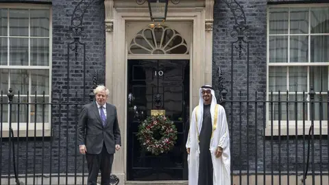 En una imagen de archivo, el príncipe heredero de Abu Dhabi junto a Boris Johnson en Londres.