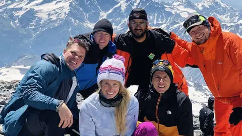 El grupo de escaladores durante la subida al monte europeo más alto. (Cedida)