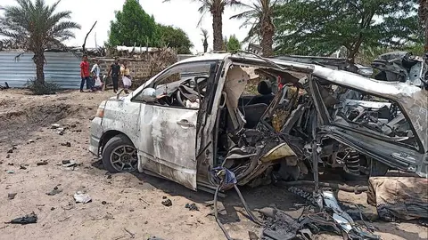 Estado en el que quedó el minibús tras la explosión de la mina. (@MinesInYemen)