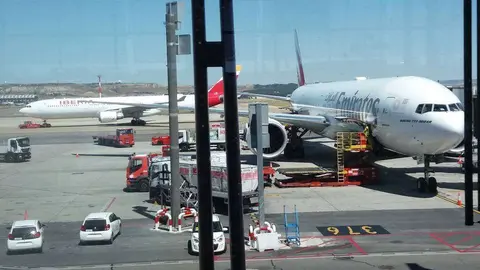 Avión de Emirates Airline en la Terminal 4 del aeropuerto de Barajas en Madrid. (EL CORREO)