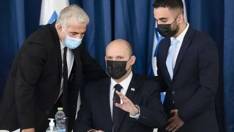 El primer ministro israelí, Naftali Bennett (C), y el ministro de Relaciones Exteriores de Israel, Yair Lapid (izquierda), asisten a la reunión semanal del gabinete en Jerusalén el 25 de julio de 2021. (Fuene externa)