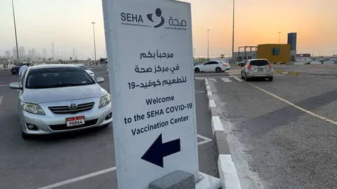 Un centro de vacunación y pruebas PCR Seha en Abu Dhabi. (EL CORREO)