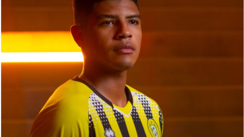 El futbolista peruano Wilder Cartagena vista la camiseta del club emiratí. (Twitter)