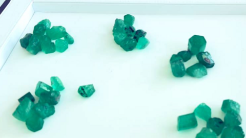 Las esmeraldas colombianas subastadas en Dubai. (Twitter)