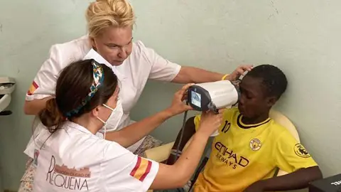 La doctora Sánchez-Ramos examina a un paciente en Senegal asistida por Celia Pérez. (EL CORREO)