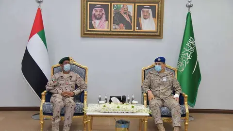 Los jefes de Estado Mayor de Arabia Saudita y Emiratos Árabes. (WAM)