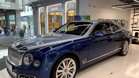 Un Bentley en exhibición en Dubai. (EL CORREO)
