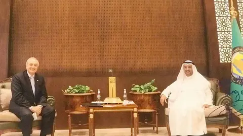 El secretario general del CCG, Nayef Al Hajraf -derecha-, y el embajador de Uruguay en Arabia Saudita, Nelson Chabén, durante la reunión. (Cedida)