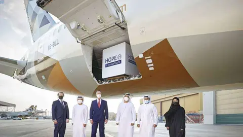 Envío de vacunas en avión de Etihad. (Abu Dhabi Media Office)