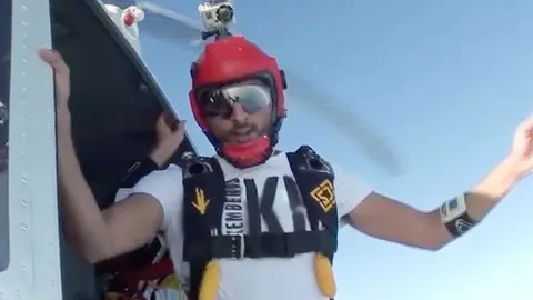 El jeque Handam justo antes del salto. (Instagram)