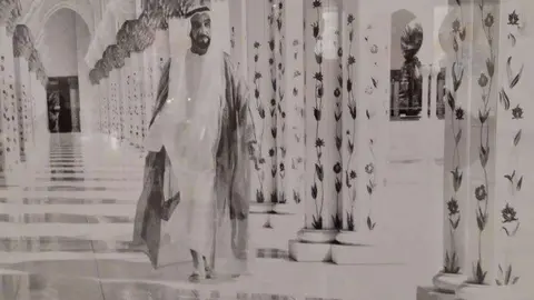 Una imagen de una foto del jeque Zayed en la Gran Mezquita de Abu Dhabi. (EL CORREO)