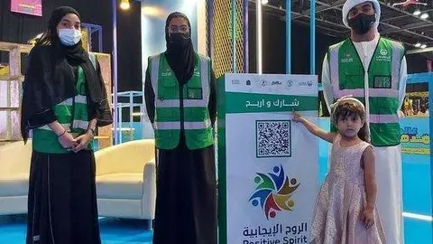 La niña voluntaria junto a funcionarios, (Policía de Dubai)