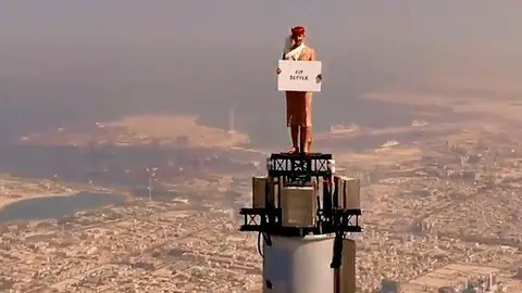 Tripulante de cabina de Emirates, en la cima del Burj Khalifa en Dubai. (Twitter)