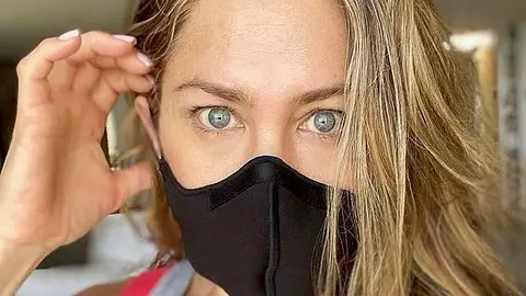 Jeniffer Aniston, con mascarilla en su perfil de Instagram.
