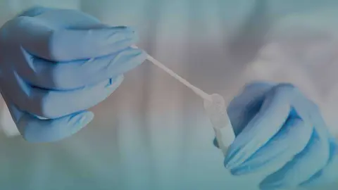 Pruebas PCR en Abu Dhabi. (WAM)