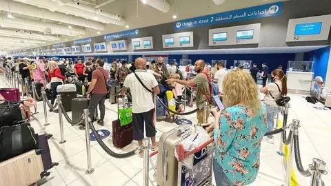 Numerosa afluencia de pasajeros en la zona de embarque de Wizz Air en la Terminal 2 del Aeropuerto Internacional de Dubai. (EL CORREO)