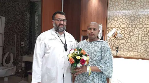 Rakshith Doreswamygowda junto al doctor Yasir Akmal en Cleveland Clinic Abu Dhabi. (Fuente externa)