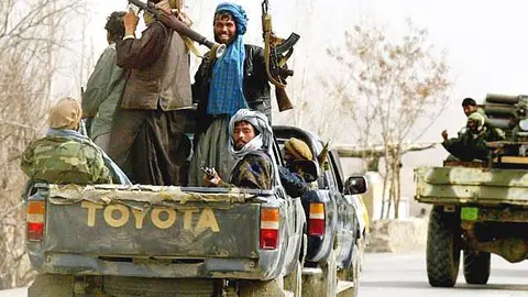 Talibanes se desplazan en camiones en Afganistán. (Fuente externa)