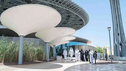 Perspectiva del sitio de Expo 2020 Dubai durante una visita de autoridades. (WAM)