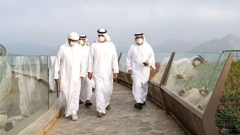 El príncipe heredero de Abu Dhabi en la cima de una montaña en Khor Fakkan de Sharjah. (WAM)