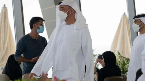 El príncipe heredero de Abu Dhabi en la cima de una montaña en Khor Fakkan de Sharjah. (Twitter)