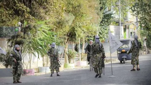 Control talibán en una de las ciudades ocupadas en Afganistán. (Twitter)