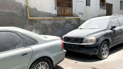 Coches abandonados en el emirato de Sharjah. (EL CORREO)