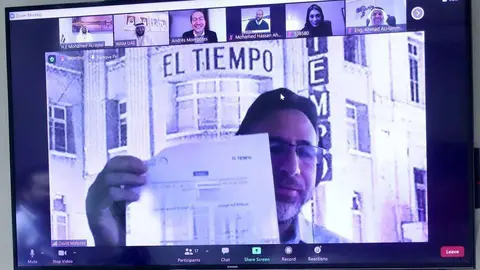 El director del periódico colombiano muestra la firma del memorando. (WAM)