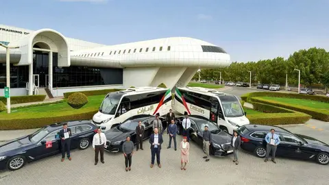 Personal e instalaciones de la aerolínea Emirates en Dubai. (WAM)