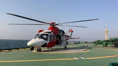El helicóptero en el barco comercial. (Redes sociales)