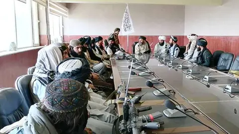 Talibanes en el palacio presidencial de Kabul. (Twitter)
