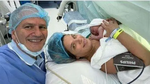 Los padres con la recién nacida israelí en Dubai. (Twitter)