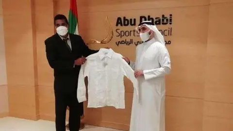 Raúl Fornés entrega una camisa cubana al representante de EAU. (Facebook Embajada Cuba en EAU)
