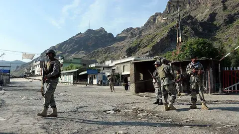 En la foto de AFP, la frontera de Pakistán con Afganistán, hoy en estado de laerta máxima.